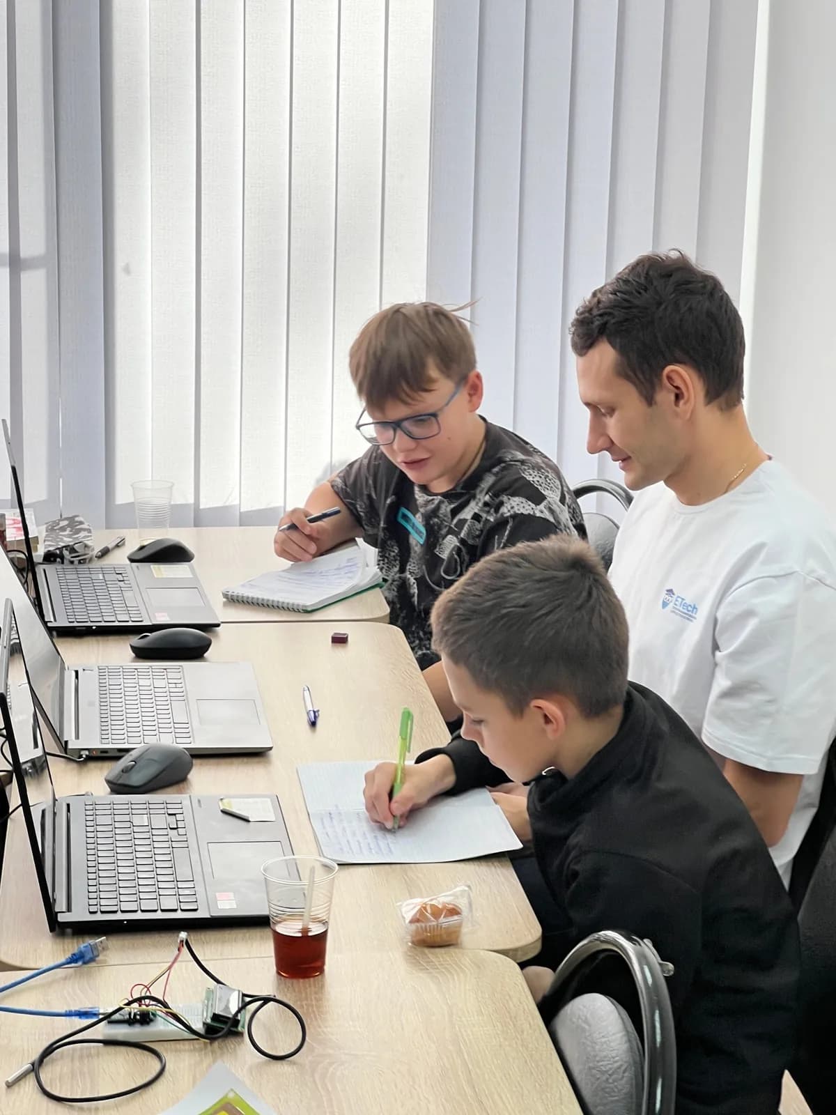 Ученики курса «Юный изобретатель» занимаются с преподавателем